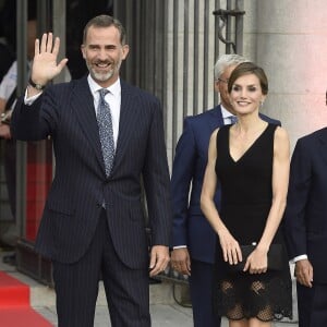 La reine Letizia d'Espagne, qui fêtait ce jour-là son 44e anniversaire, prenait part le 15 septembre 2016 avec son mari le roi Felipe VI à l'inauguration de la saison de l'Opéra (Teatro Real) de Madrid, avec Otello de Verdi.