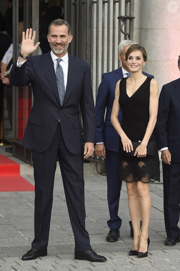 La reine Letizia d'Espagne, qui fêtait ce jour-là son 44e anniversaire, prenait part le 15 septembre 2016 avec son mari le roi Felipe VI à l'inauguration de la saison de l'Opéra (Teatro Real) de Madrid, avec Otello de Verdi.