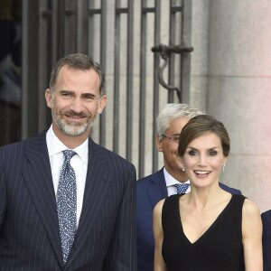 La reine Letizia d'Espagne, qui fêtait le 15 septembre 2016 son 44e anniversaire, prenait part ce soir-là avec son mari le roi Felipe VI à l'inauguration de la saison de l'Opéra (Teatro Real) de Madrid, avec Otello de Verdi.