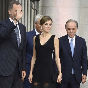 La reine Letizia d'Espagne, qui fêtait le 15 septembre 2016 son 44e anniversaire, prenait part ce soir-là avec son mari le roi Felipe VI à l'inauguration de la saison de l'Opéra (Teatro Real) de Madrid, avec Otello de Verdi.