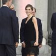  La reine Letizia d'Espagne, qui fêtait le 15 septembre 2016 son 44e anniversaire, prenait part ce soir-là avec son mari le roi Felipe VI à l'inauguration de la saison de l'Opéra (Teatro Real) de Madrid, avec Otello de Verdi. 