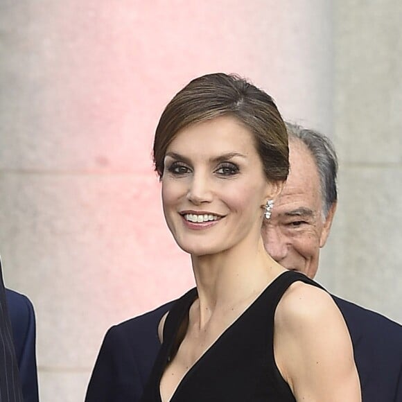 La reine Letizia d'Espagne, qui fêtait le 15 septembre 2016 son 44e anniversaire, prenait part ce soir-là avec son mari le roi Felipe VI à l'inauguration de la saison de l'Opéra (Teatro Real) de Madrid, avec Otello de Verdi.