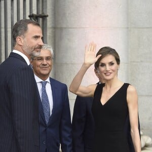 La reine Letizia d'Espagne, qui fêtait le 15 septembre 2016 son 44e anniversaire, prenait part ce soir-là avec son mari le roi Felipe VI à l'inauguration de la saison de l'Opéra (Teatro Real) de Madrid, avec Otello de Verdi.