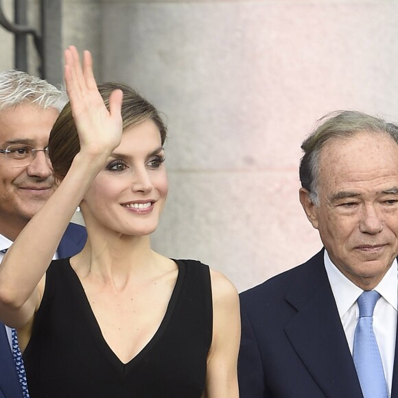 La reine Letizia d'Espagne, qui fêtait le 15 septembre 2016 son 44e anniversaire, prenait part ce soir-là avec son mari le roi Felipe VI à l'inauguration de la saison de l'Opéra (Teatro Real) de Madrid, avec Otello de Verdi.