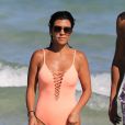 Kourtney Kardashian se baigne sur une plage à Miami en compagnie de Simon Huck, le 17 septembre 2016