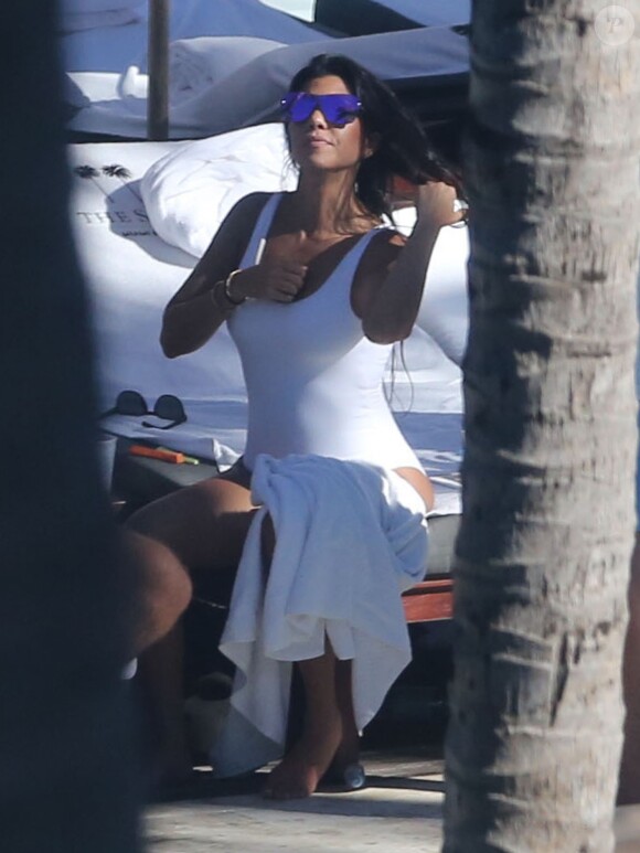 Kourtney Kardashian , Scott Disick , Kanye West au bord de la piscine de leur hôtel à Miami Le 16 septembre 2016