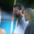 Kourtney Kardashian , Scott Disick , Kanye West au bord de la piscine de leur hôtel à Miami Le 16 septembre 2016