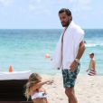 Kourtney Kardashian sur une plage de Miami avec Scott Disick, leurs enfants et Simon Huck, le 14 septembre 2016