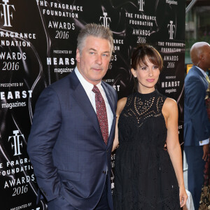 Alec Baldwin et sa femme Hilaria Thomas enceinte à la soirée Fragrance Foundation Awards 2016 à New York, le 7 juin 2016