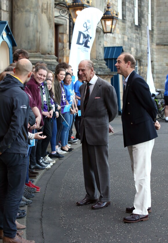 Le duc d'Edimbourg et le prince Edward sont venus encourager la comtesse Sophie de Wessex au départ le 19 septembre 2016 de son périple à vélo, le "DofE Diamond Challenge", depuis le palais Holyroodhouse à Edimbourg jusqu'au palais de Buckingham, pour le 60e anniversaire du Duke of Edinburgh's Award Scheme.
