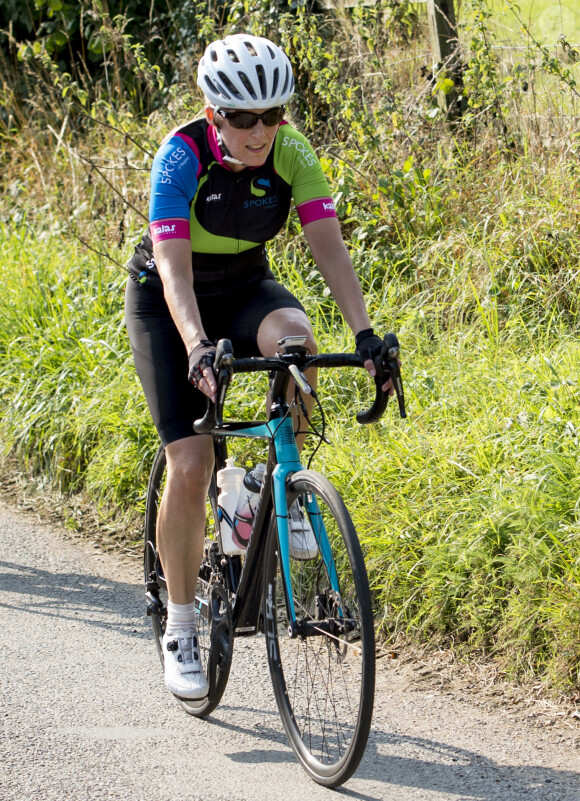 La comtesse Sophie de Wessex lors d'un de ses derniers entraînements de vélo avec son coach à Farnham, le 15 septembre 2016, à quatre jours de son défi entre Edimbourg et Londres pour les 60 ans du prix Duc d'Edimbourg.