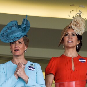 La comtesse Sophie de Wessex et la princesse Mary de Danemark au Royal Ascot le 15 juin 2016