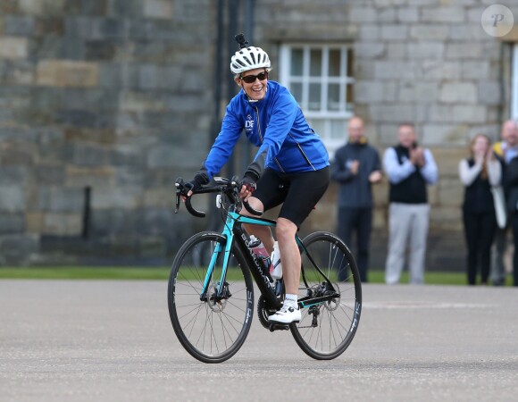 La comtesse Sophie de Wessex s'élance le 19 septembre 2016 dans son périple à vélo, le "DofE Diamond Challenge", depuis le palais Holyroodhouse à Edimbourg jusqu'au palais de Buckingham, pour le 60e anniversaire du Duke of Edinburgh's Award Scheme.