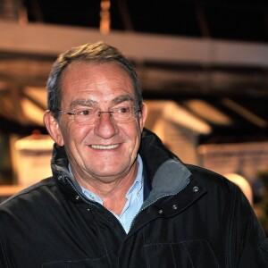 Jean-Pierre Pernaut pose devant sa Citroen C4 lors de la conférence de presse de la 25eme édition du Trophée Andros, à Paris, le 27 novembre 2013.