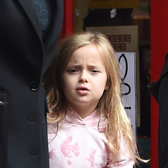 Brad Pitt, sa femme Angelina Jolie et leurs filles Vivienne et Zahara quittent un magasin de jouets à Londres le 12 mars 2016.