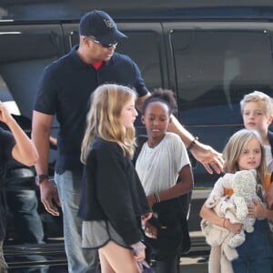 Exclusif - Angelina Jolie et ses enfants Shiloh, Knox, Vivienne, Pax et Zahara Jolie-Pitt arrivent à l'aéroport de Los Angeles pour prendre un vol, le 6 novembre 2015.