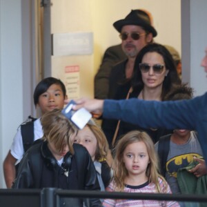 Brad Pitt, sa femme Angelina Jolie et leurs enfants Maddox, Pax, Zahara, Shiloh, Vivienne et Knox prennent l'avion à l'aéroport de Los Angeles pour venir passer quelques jours dans leur propriété de Miraval, le 6 juin 2015.