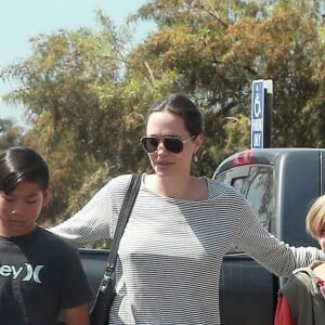 Exclusif - Brad Pitt et Angelina Jolie font du shopping avec leurs enfants Shiloh et Pax à Glendale. Le 10 juillet 2015