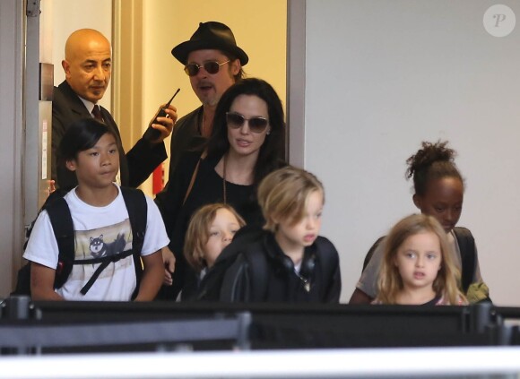 Brad Pitt, sa femme Angelina Jolie et leurs enfants Maddox, Pax, Zahara, Shiloh, Vivienne et Knox prennent l'avion à l'aéroport de Los Angeles pour venir passer quelques jours dans leur propriété de Miraval, le 6 juin 2015.