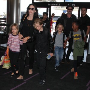 Brad Pitt, sa femme Angelina Jolie et leurs enfants Maddox, Pax, Zahara, Shiloh, Vivienne et Knox prennent l'avion à l'aéroport de Los Angeles pour venir passer quelques jours dans leur propriété de Miraval, le 6 juin 2015.