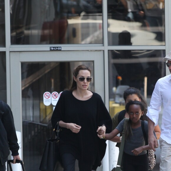 Angelina Jolie et Brad Pitt arrivent à l'aéroport de Los Angeles avec leurs enfants Zahara et Maddox en provenance de Londres, le 14 juin 2014.