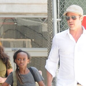 Angelina Jolie et Brad Pitt arrivent à l'aéroport de Los Angeles avec leurs enfants Zahara et Maddox en provenance de Londres, le 14 juin 2014.