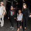 Brad Pitt et Angelina Jolie prennent un avion avec leurs enfants Maddox et Zahara à l'aéroport de LAX à Los Angeles. Brad Pitt porte un T-shirt avec un dessin fait à la main le représentant avec Angelina (fait par leur fille Vivienne). Le 6 juin 2014