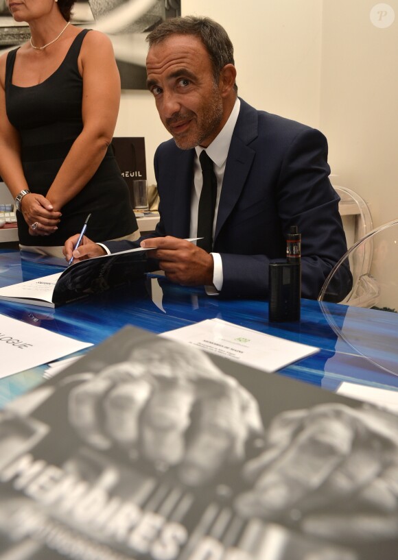 Nikos Aliagas - Vernissage de l'exposition de Nikos Aliagas "Mémoires de Mains" à la Galerie Guillaume à Paris, France, le 20 septembre 2016. Exposition au profit de l'association "Grégory Lemarchal". © Veeren/Bestimage