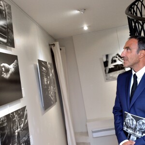 Nikos Aliagas - Vernissage de l'exposition de Nikos Aliagas "Mémoires de Mains" à la Galerie Guillaume à Paris, France, le 20 septembre 2016. Exposition au profit de l'association "Grégory Lemarchal". © Veeren/Bestimage