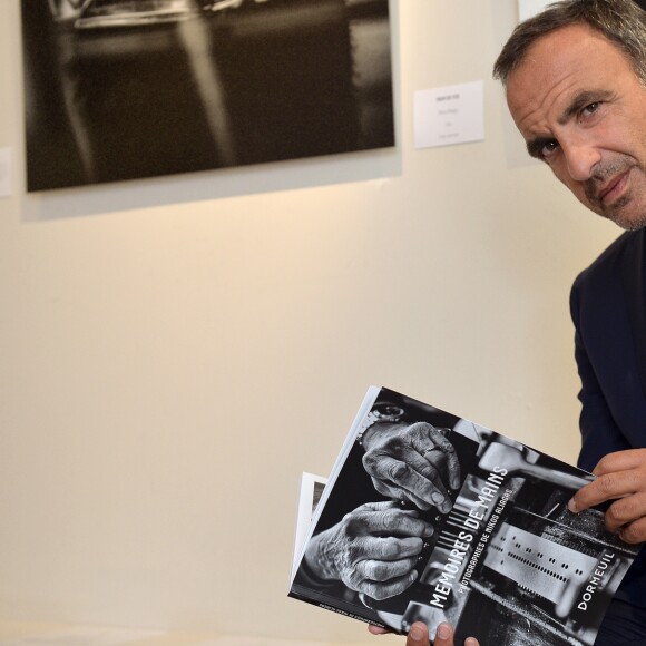 Nikos Aliagas - Vernissage de l'exposition de Nikos Aliagas "Mémoires de Mains" à la Galerie Guillaume à Paris, France, le 20 septembre 2016. Exposition au profit de l'association "Grégory Lemarchal". © Veeren/Bestimage