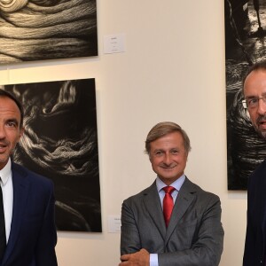 Nikos Aliagas et Dominic Dormeuil - Vernissage de l'exposition de Nikos Aliagas "Mémoires de Mains" à la Galerie Guillaume à Paris, France, le 20 septembre 2016. Exposition au profit de l'association "Grégory Lemarchal". © Veeren/Bestimage