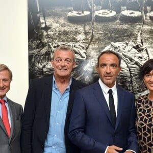 Dominic Dormeuil, Nikos Aliagas, Laurence et Pierre Lemarchal (Parents de Grégory Lemarchal) - Vernissage de l'exposition de Nikos Aliagas "Mémoires de Mains" à la Galerie Guillaume à Paris, France, le 20 septembre 2016. Exposition au profit de l'association "Grégory Lemarchal". © Veeren/Bestimage