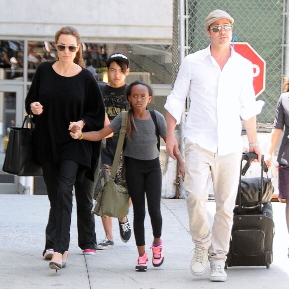 Angelina Jolie et Brad Pitt arrivent à l'aéroport de Los Angeles avec leurs enfants Zahara et Maddox en provenance de Londres, le 14 juin 2014.