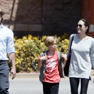 Brad Pitt et Angelina Jolie font du shopping avec leurs enfants Shiloh et Pax à Glendale. Le 10 juillet 2015
