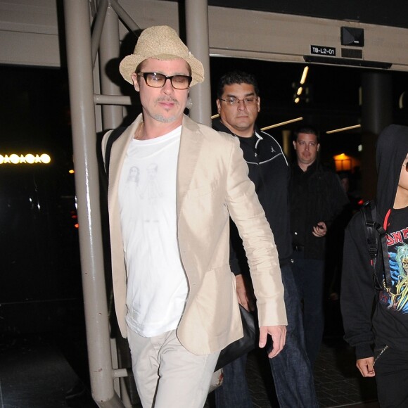 Brad Pitt et Angelina Jolie prennent un avion avec leurs enfants Maddox et Zahara à l'aéroport de LAX à Los Angeles. Brad Pitt porte un T-shirt avec un dessin fait à la main le représentant avec Angélina (fait par leur fille Vivienne). Le 6 juin 2014