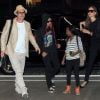 Brad Pitt et Angelina Jolie prennent un avion avec leurs enfants Maddox et Zahara à l'aéroport de LAX à Los Angeles. Brad Pitt porte un T-shirt avec un dessin fait à la main le représentant avec Angélina (fait par leur fille Vivienne). Le 6 juin 2014