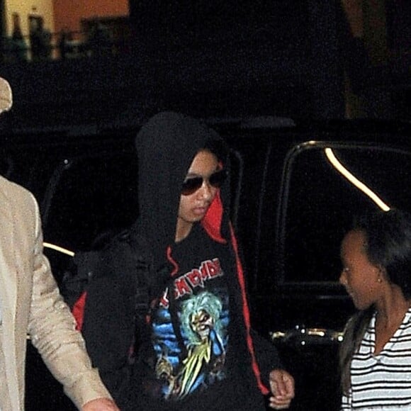 Brad Pitt et Angelina Jolie prennent un avion avec leurs enfants Maddox et Zahara à l'aéroport de LAX à Los Angeles. Brad Pitt porte un T-shirt avec un dessin fait à la main le représentant avec Angélina (fait par leur fille Vivienne). Le 6 juin 2014