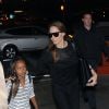 Brad Pitt et Angelina Jolie prennent un avion avec leurs enfants Maddox et Zahara à l'aéroport de LAX à Los Angeles. Brad Pitt porte un T-shirt avec un dessin fait à la main le représentant avec Angélina (fait par leur fille Vivienne). Le 6 juin 2014