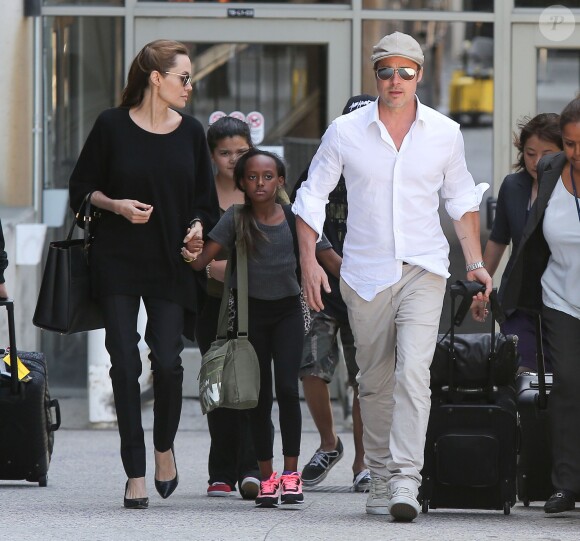 Angelina Jolie et Brad Pitt arrivent à l'aéroport de Los Angeles avec leurs enfants Zahara et Maddox en provenance de Londres, le 14 juin 2014.