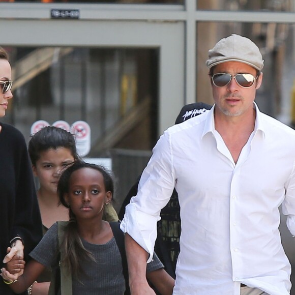 Angelina Jolie et Brad Pitt arrivent à l'aéroport de Los Angeles avec leurs enfants Zahara et Maddox en provenance de Londres, le 14 juin 2014.