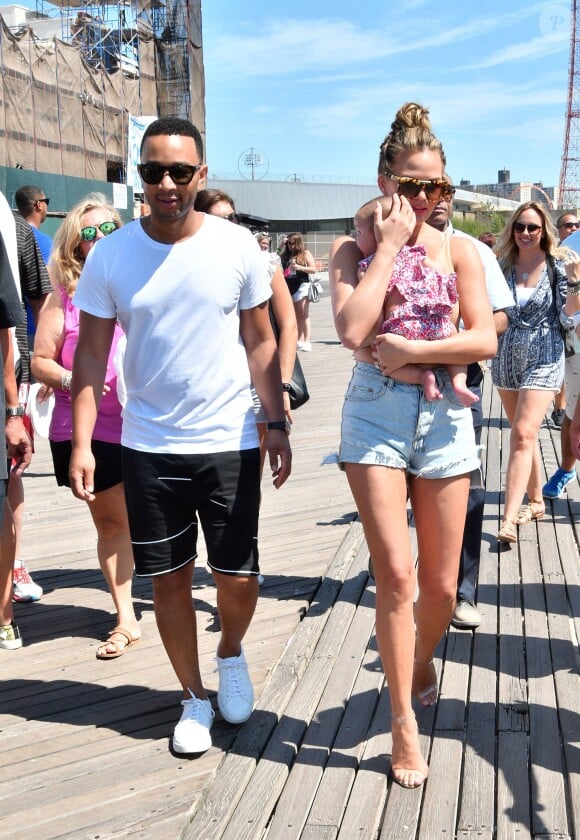 John Legend, sa femme Chrissy Teigen et leur fille Luna à l'événement "2016 Sports Illustrated Summer Of Swim Fan Festival & Concert " à New York le 28 août 2016.
