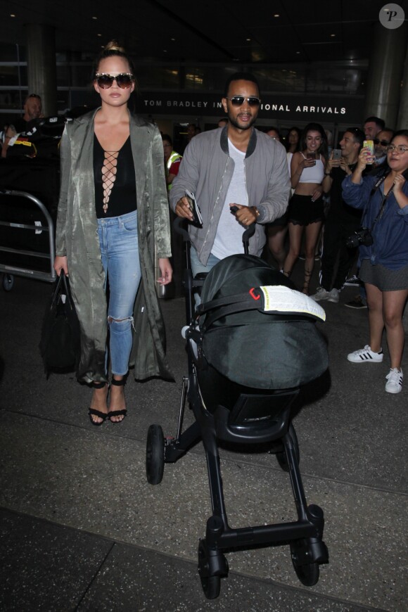 John Legend, sa femme Chrissy Teigen et leur petite fille Luna arrivent à L'aéroport LAX de Los Angeles, Californie, Etats-Unis, le 31 juillet 2016.