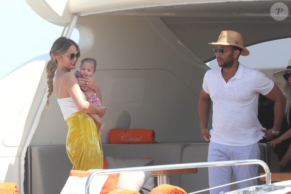 John Legend, sa femme Chrissy Teigen et leur petite fille Luna sur leur yacht à Saint-Tropez, le 26 juillet 2016, pendant leur vacances.