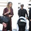 Chrissy Teigen et son mari John Legend avec leur fille Luna arrivent à l'aéroport Lax de Los Angeles le 8 juillet 2016.
