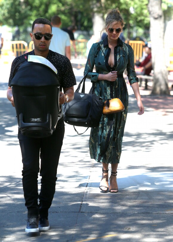 Chrissy Teigen et son mari John Legend se promènent avec leur fille Luna et déjeunent dans le quartier de West Village à New York , le 29 août 2016