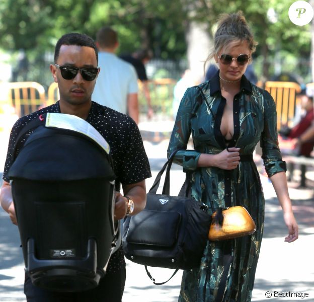 Chrissy Teigen Mal Dans Sa Peau Et Dans Son Couple Apres Bebe Purepeople