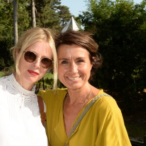 Exclusif - Karin Viard et Sandrine Couturier (Directrice de la Communication du Groupe Zannier) - Dans le cadre du lancement de la nouvelle collection "Kenzo Kids" Printemps-Eté 2017 sur le thème du voyage, la pelouse des Ateliers du jardin a été envahi par des apprentis explorateurs. Accompagnés d'une gourde et d'un sac à dos, ils ont exploré tous les recoins,recueilli des indices, répondu à des questions afin de trouver toutes les surprises bien cachées. Martin, Joseph, Lou et Léa ont profité de cette belle après-midi ensoleillée accompagnés de leurs mamans. Le 17 septembre 2016. © Rachid Bellak / Bestimage
