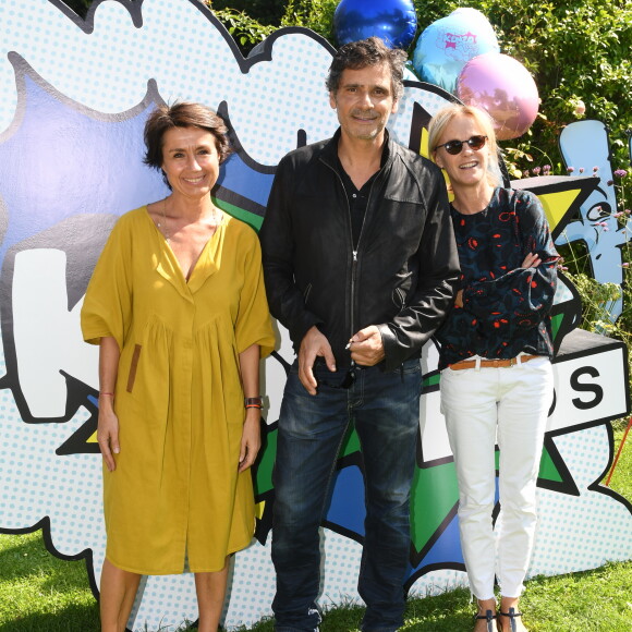 Exclusif - Sandrine Couturier (Directrice de la Communication), Pascal Elbé et Claude Herail - Dans le cadre du lancement de la nouvelle collection "Kenzo Kids" Printemps-Eté 2017 sur le thème du voyage, la pelouse des Ateliers du jardin a été envahi par des apprentis explorateurs. Accompagnés d'une gourde et d'un sac à dos, ils ont exploré tous les recoins,recueilli des indices, répondu à des questions afin de trouver toutes les surprises bien cachées. Martin, Joseph, Lou et Léa ont profité de cette belle après-midi ensoleillée accompagnés de leurs mamans. Le 17 septembre 2016. © Rachid Bellak / Bestimage