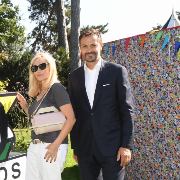 Exclusif - Emmanuelle Béart et Rémy Baume (Président du Groupe Zannier) - Dans le cadre du lancement de la nouvelle collection "Kenzo Kids" Printemps-Eté 2017 sur le thème du voyage, la pelouse des Ateliers du jardin a été envahi par des apprentis explorateurs. Accompagnés d'une gourde et d'un sac à dos, ils ont exploré tous les recoins,recueilli des indices, répondu à des questions afin de trouver toutes les surprises bien cachées. Martin, Joseph, Lou et Léa ont profité de cette belle après-midi ensoleillée accompagnés de leurs mamans. Le 17 septembre 2016. © Rachid Bellak / Bestimage