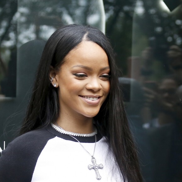 Rihanna présente sa collection "Fenty x Puma" dans le pop-up store du magasin Bergdorf Goodman à New York, le 6 septembre 2016.